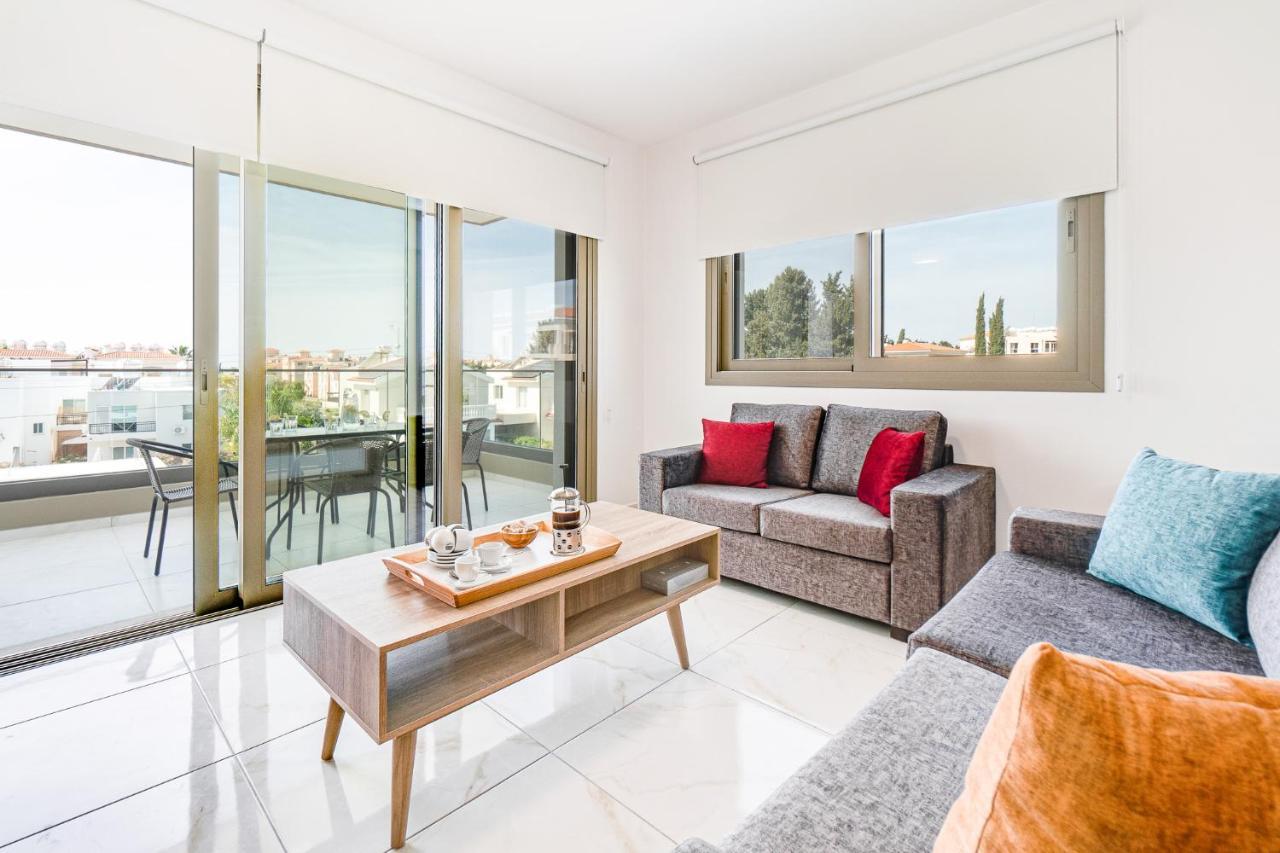Adolina Apartments By Ezoria Villas Paphos ภายนอก รูปภาพ