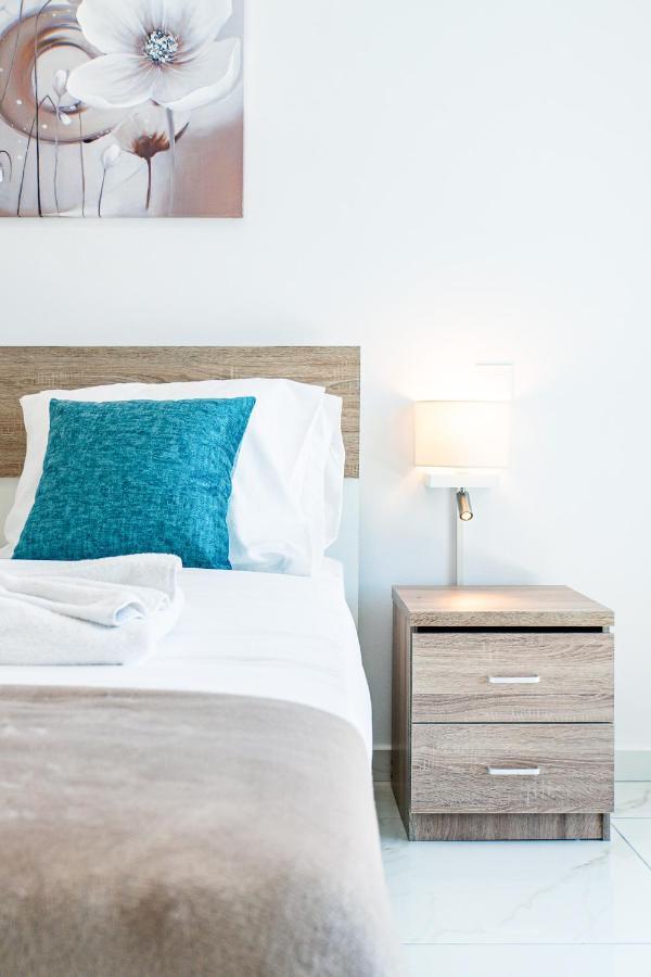 Adolina Apartments By Ezoria Villas Paphos ภายนอก รูปภาพ